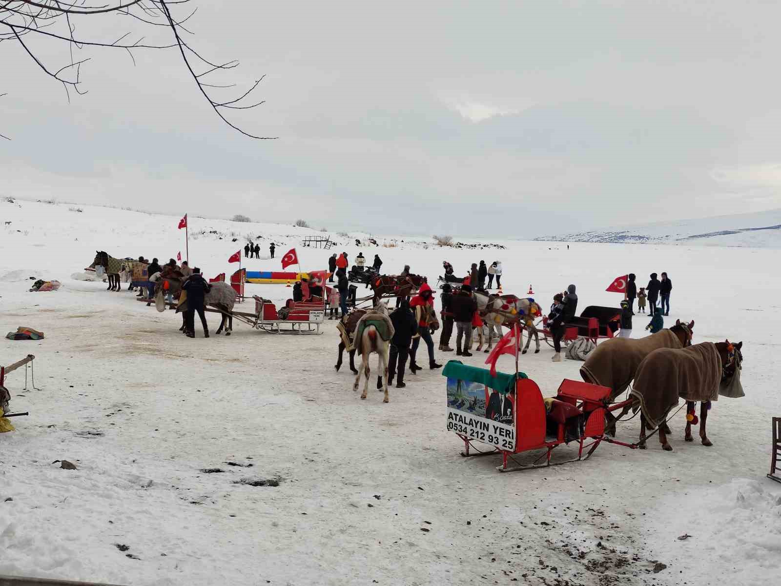 Çıldır Gölü’nde Atlı kızak keyfi
