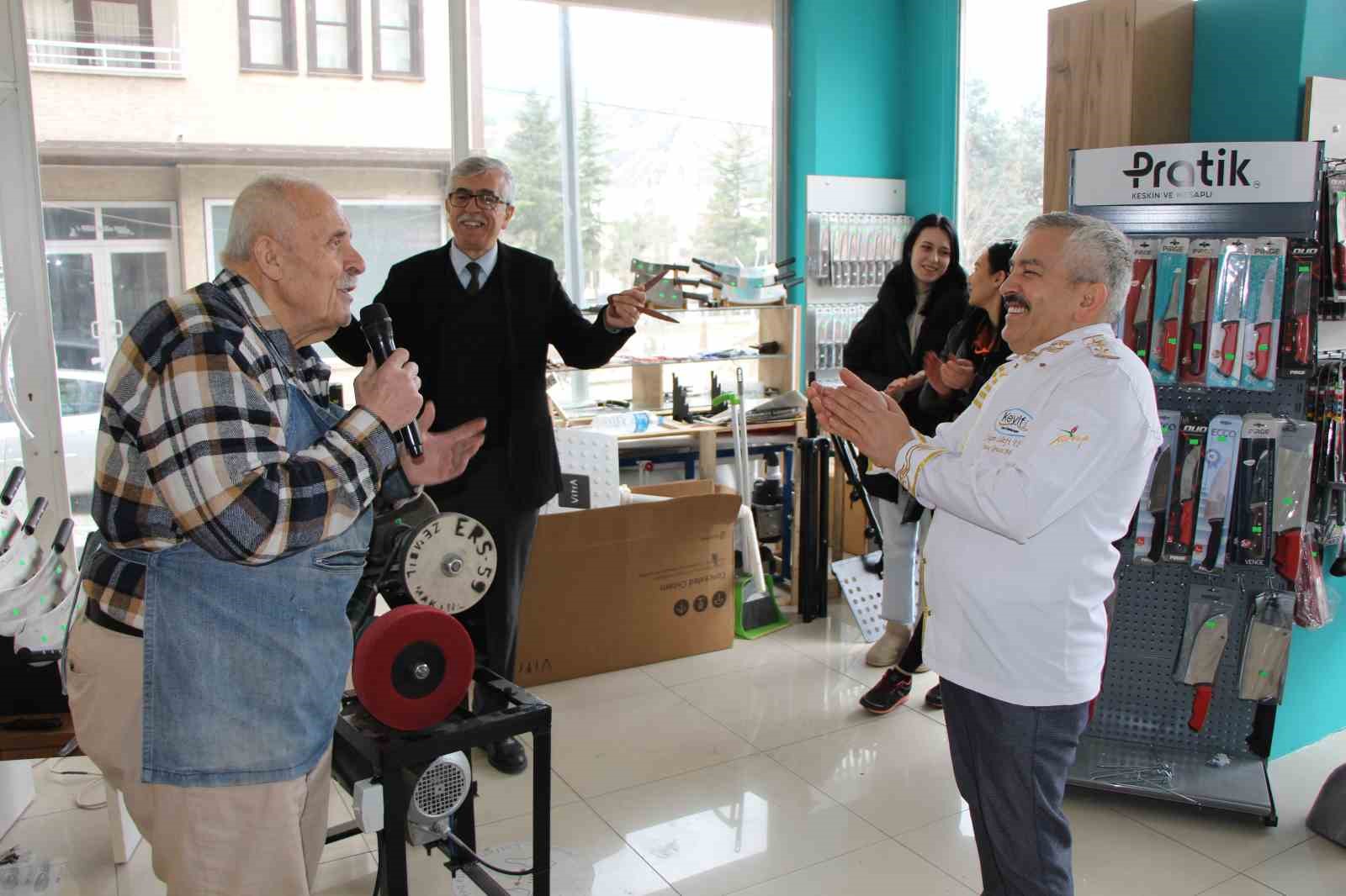 Amasya’nın şarkıcı bıçakçısı: Bıçakları keskinleştiriyor, kulakların pasını siliyor