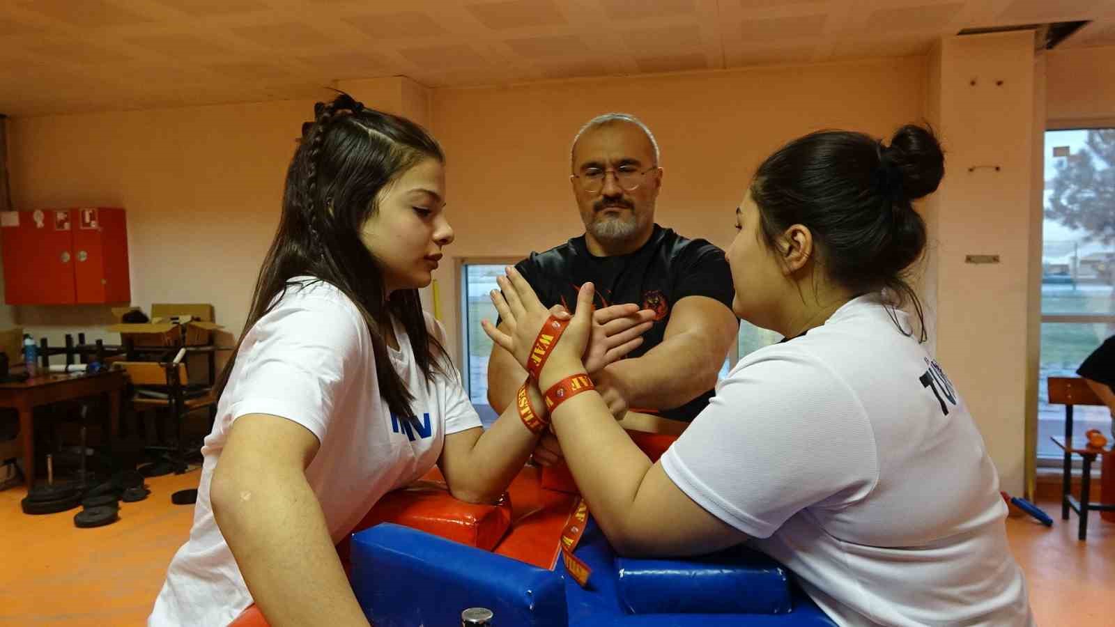 Bilek güreşi şampiyonları madalyaya doymuyor
