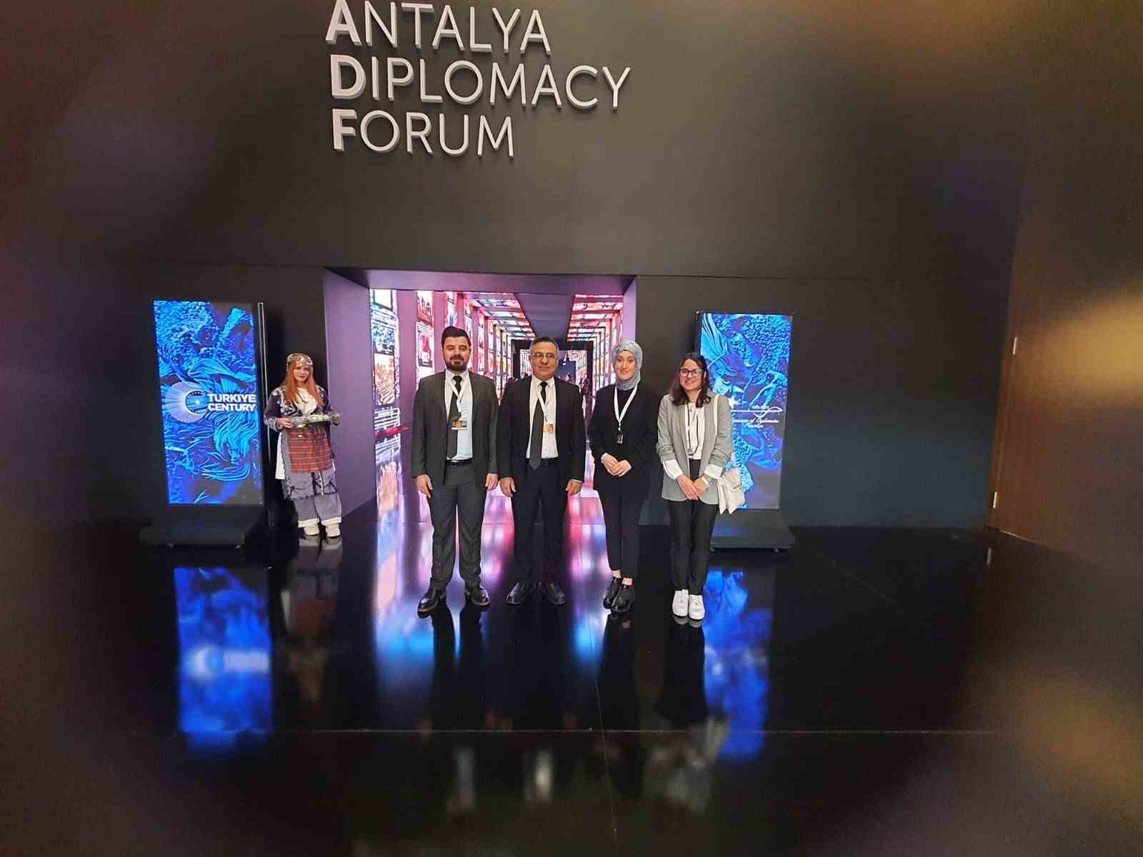 HKÜ’lü öğrenciler 3. Antalya Diplomasi Forumu’nda üst düzey diplomatlarla buluştu
