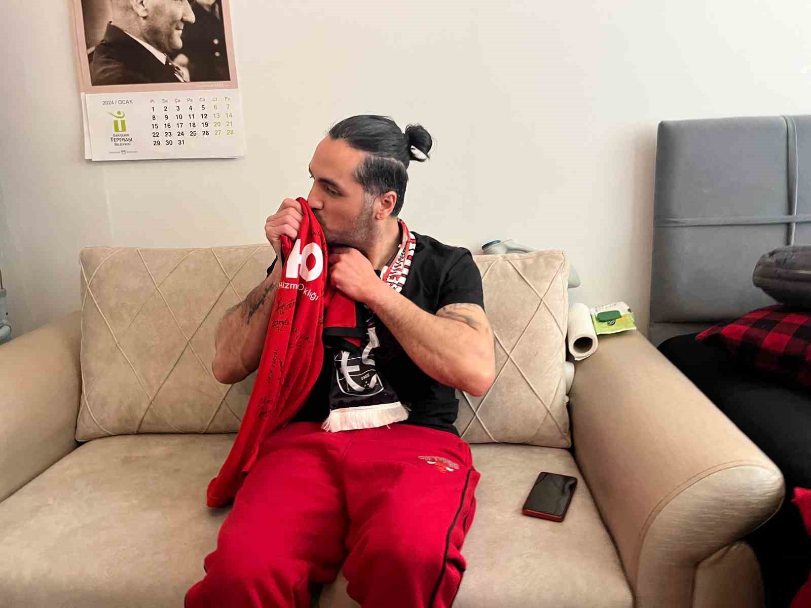 Futbol takımının peşinde koşarken kaza geçirerek yürüme yetisini kaybeden taraftar destek belliyor