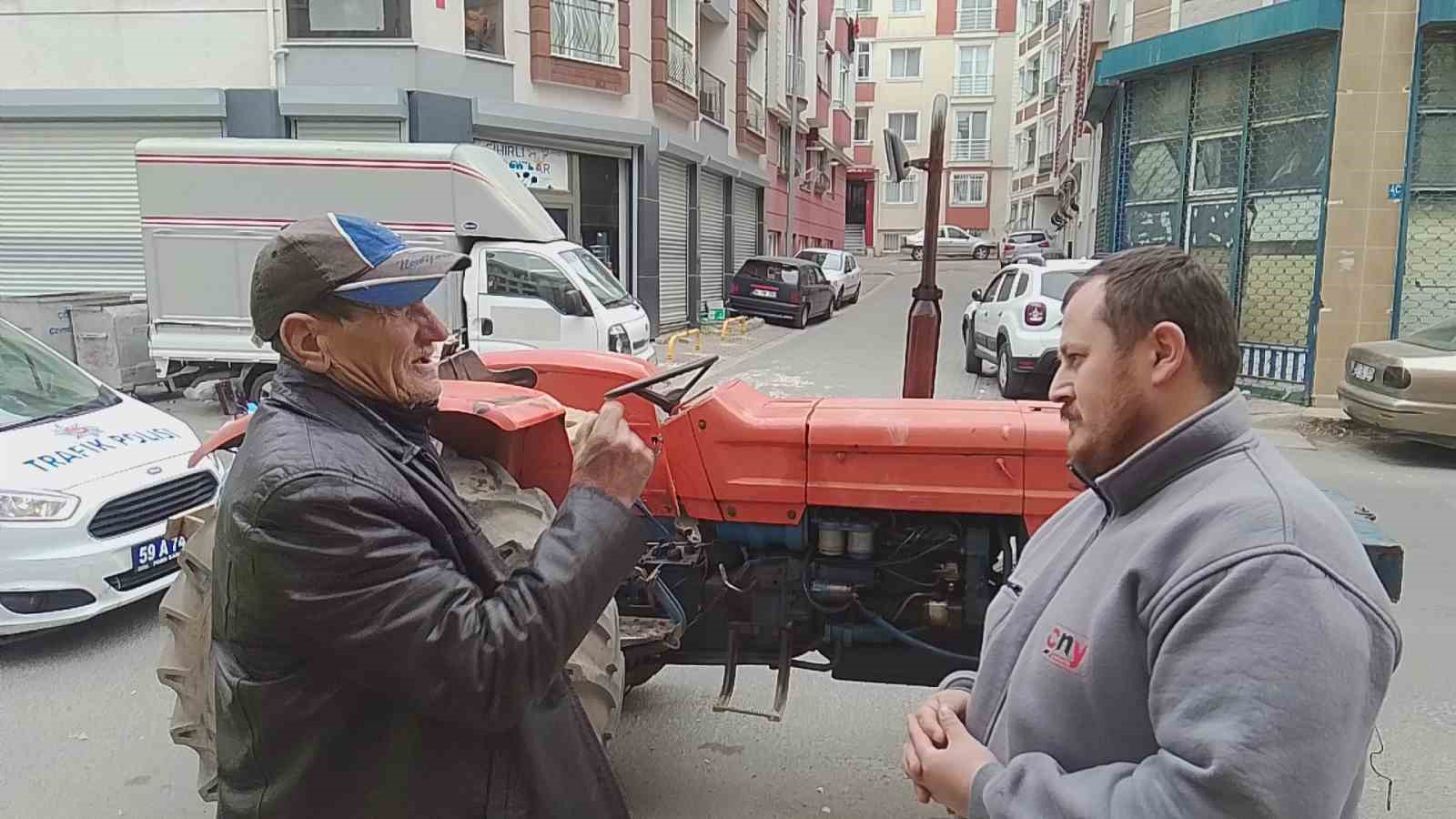Trakt&ouml;re binerken dengesini kaybedip d&uuml;şerek yaralandı
