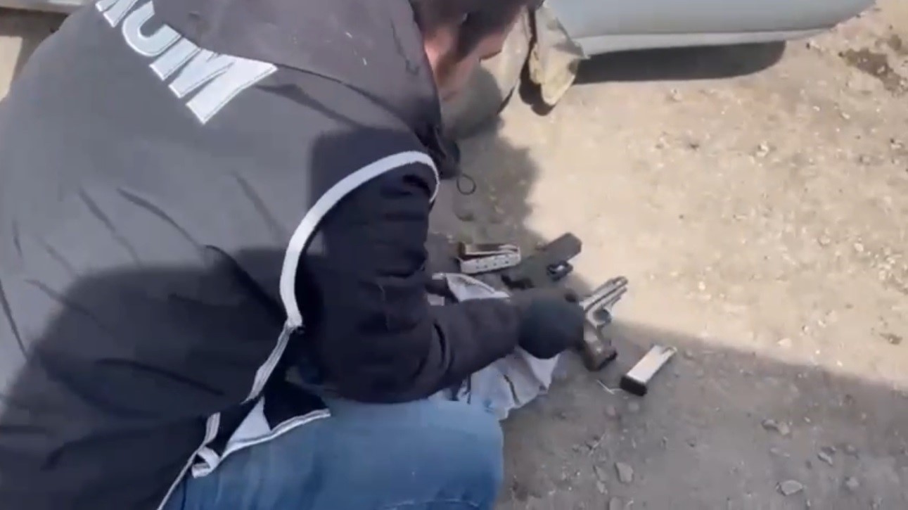 Kars’ta silah tüccarları yakayı ele verdi