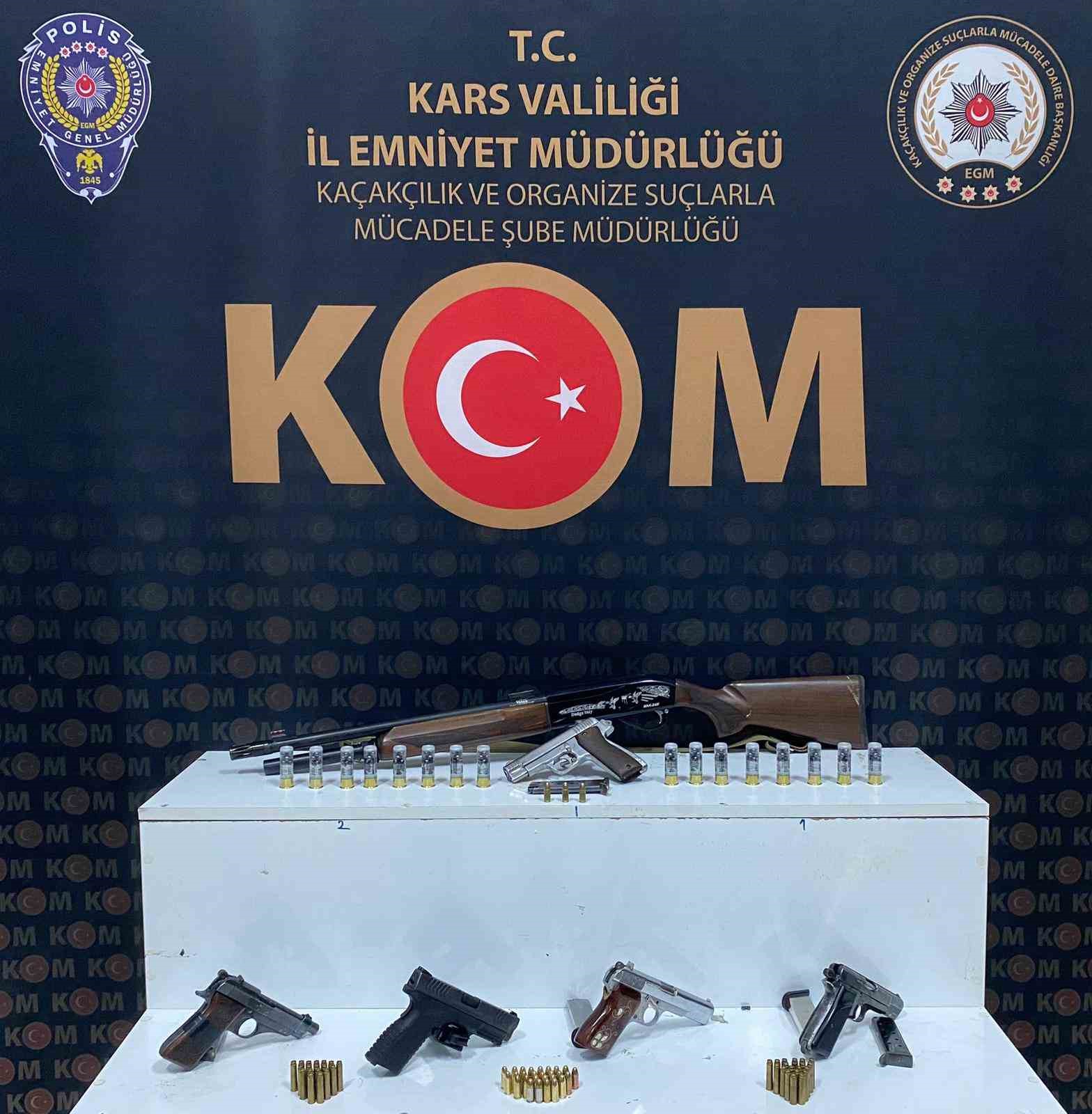 Kars&rsquo;ta silah t&uuml;ccarları yakayı ele verdi
