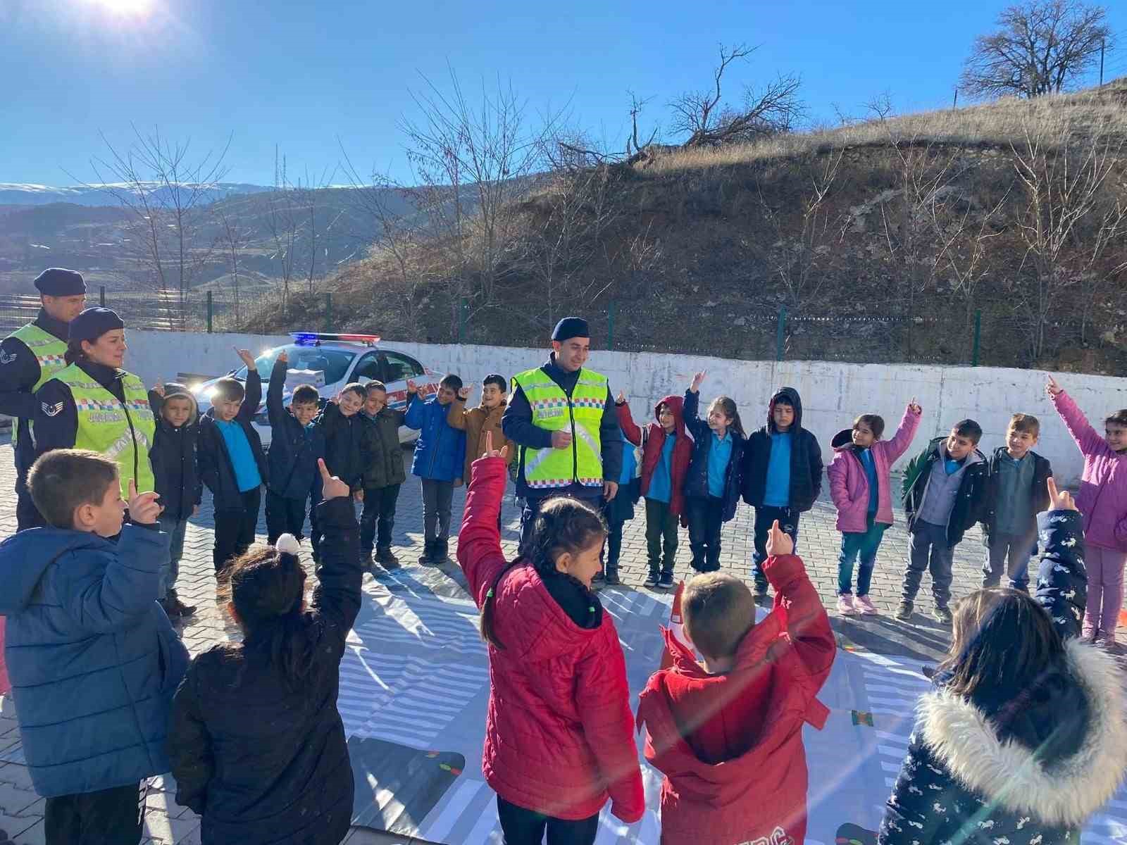 Jandarmadan &ouml;ğrencilere trafik kuralları eğitimi
