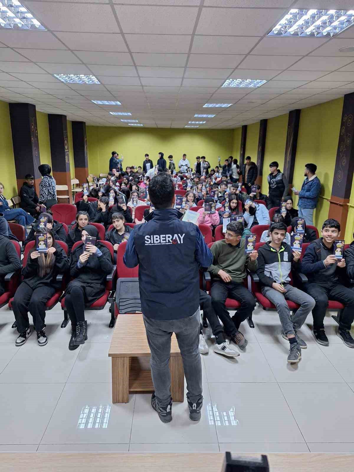 Bing&ouml;l&rsquo;de lise &ouml;ğrencilerine siber su&ccedil;larla m&uuml;cadele eğitimi verildi
