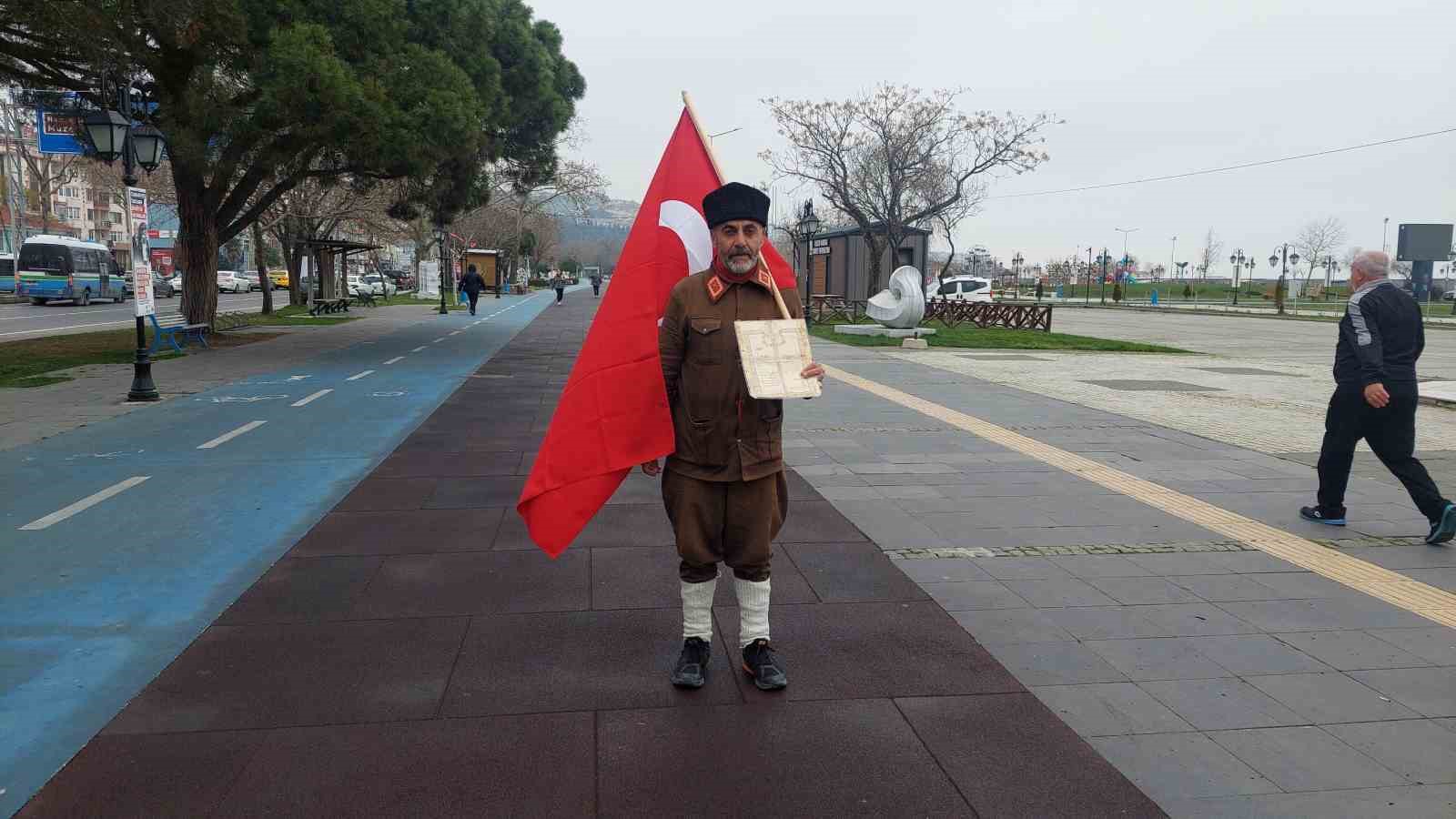 6 yıldır T&uuml;rk bayrağıyla &Ccedil;anakkale&rsquo;ye y&uuml;r&uuml;yor

