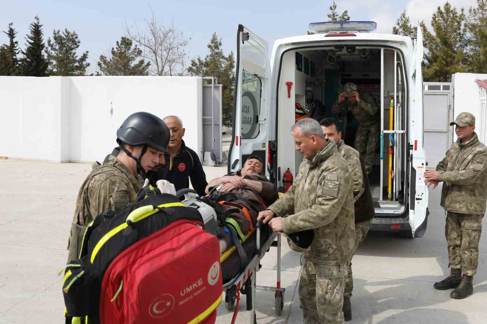 Şırnak’ta kalp krizi geçiren bir vatandaş askeri helikopterle hastaneye ulaştırıldı
