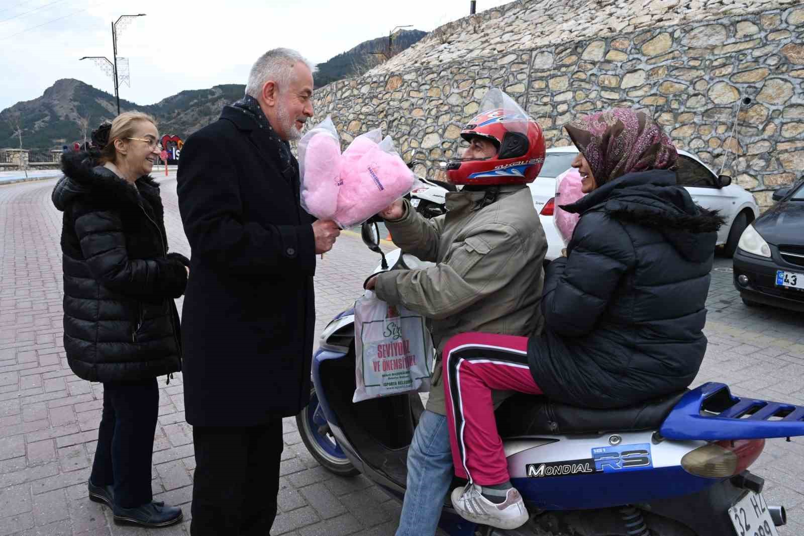 Başkan Başdeğirmen&rsquo;den, &ccedil;ocuklara pamuk şeker
