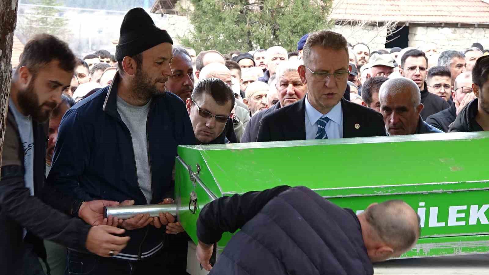 Suda cesedi bulunan &ccedil;ocuk dualarla son yolculuğuna uğurlandı
