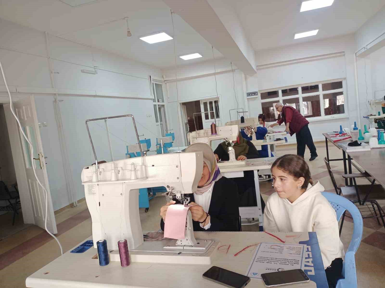 Kahramanmaraş&rsquo;ta &uuml;retilen ayakkabılara kadın eli değecek
