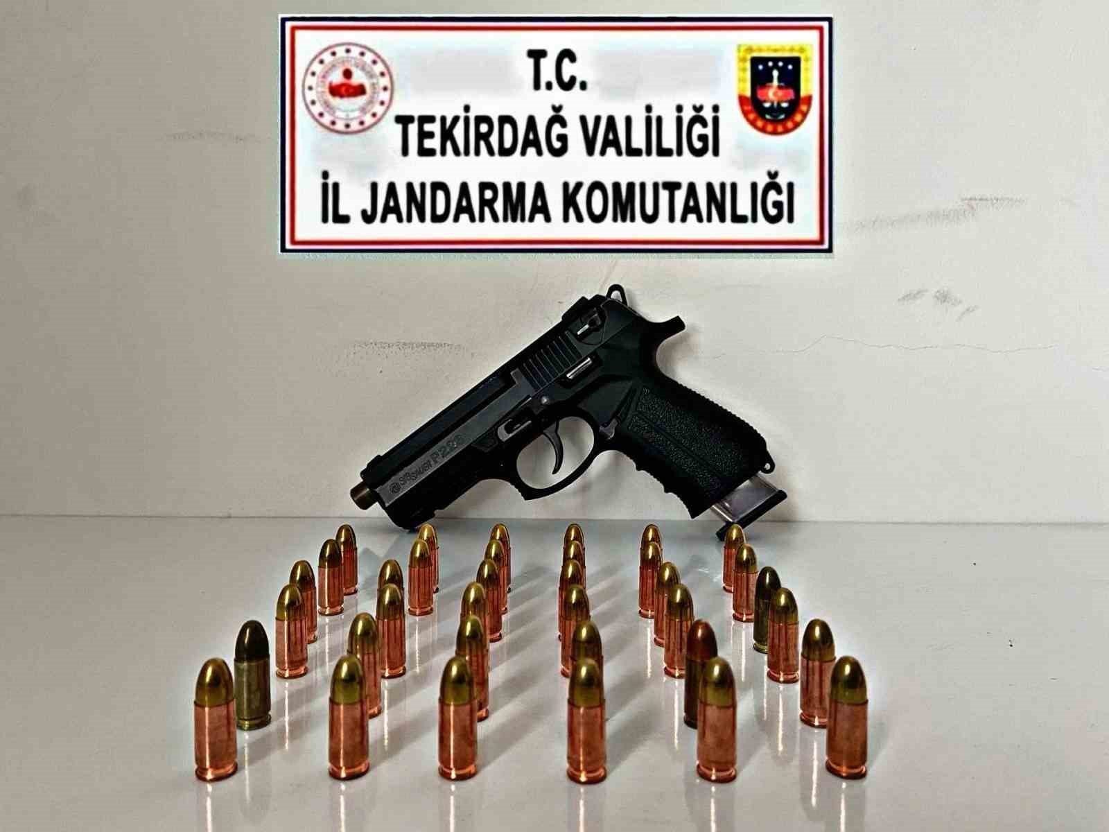 Ruhsatsız silahlar ele ge&ccedil;irildi
