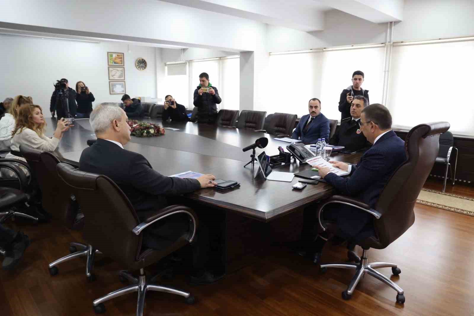 Vali Hacıbektaşoğlu&rsquo;ndan asayiş ve g&uuml;venlik bilgilendirme toplantısı
