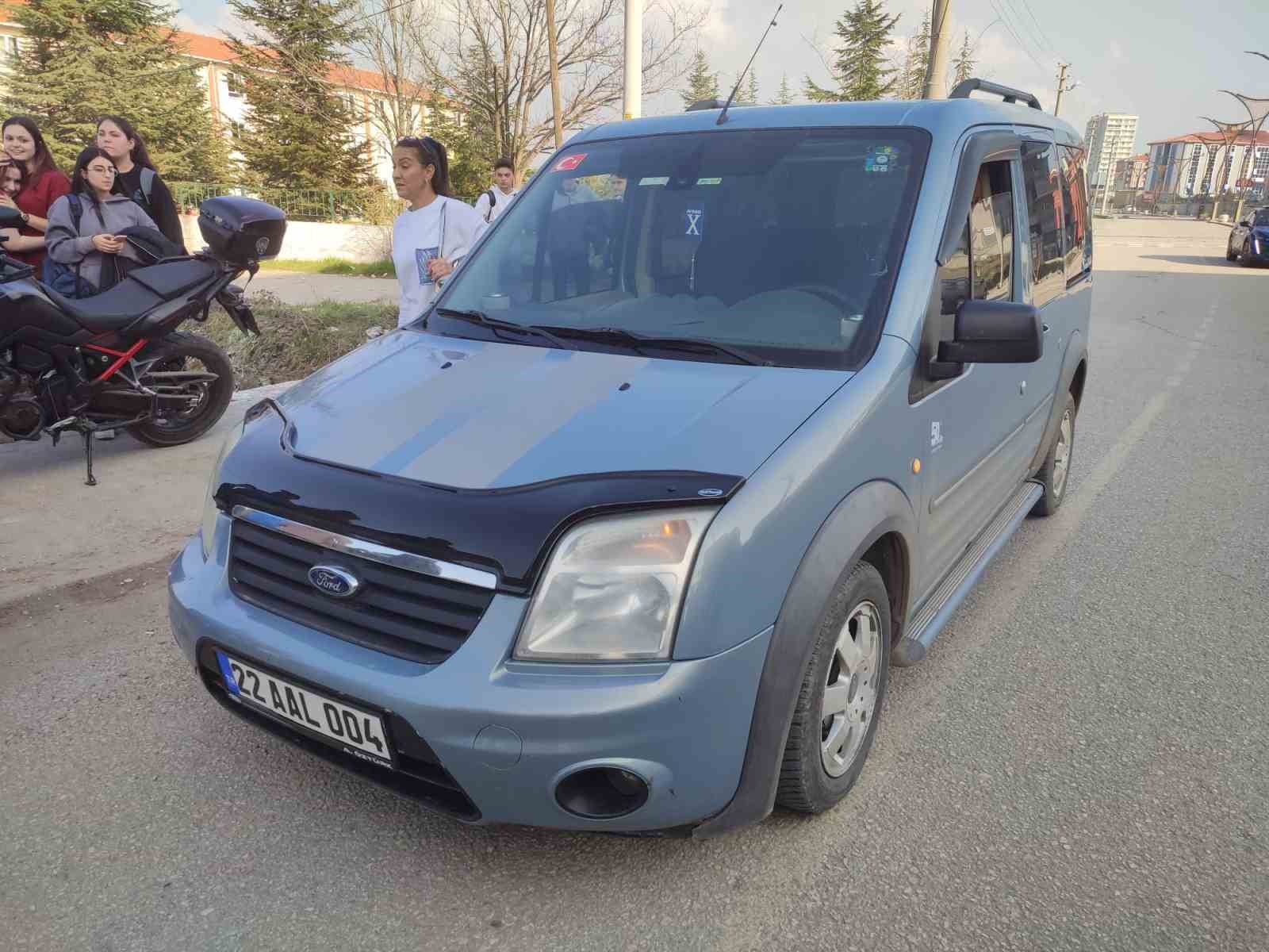 Hafif ticari ara&ccedil;la &ccedil;arpışan motosikletteki 2 liseli yaralandı
