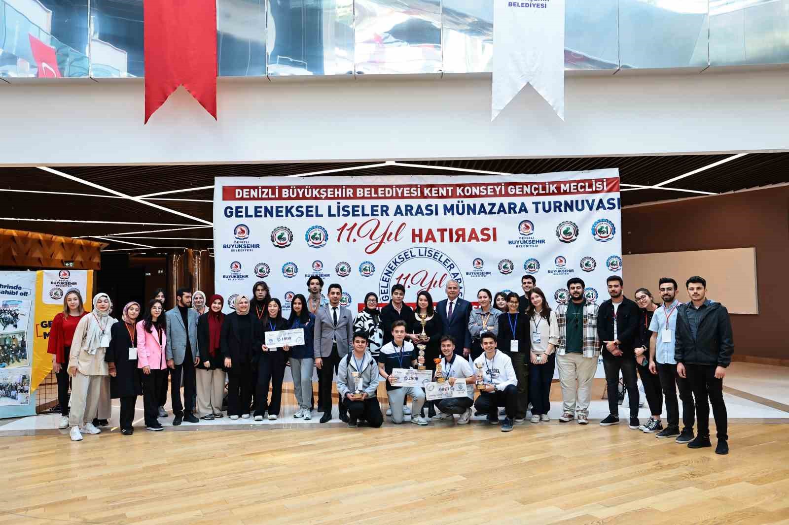 Gençler fikirleriyle yarıştı