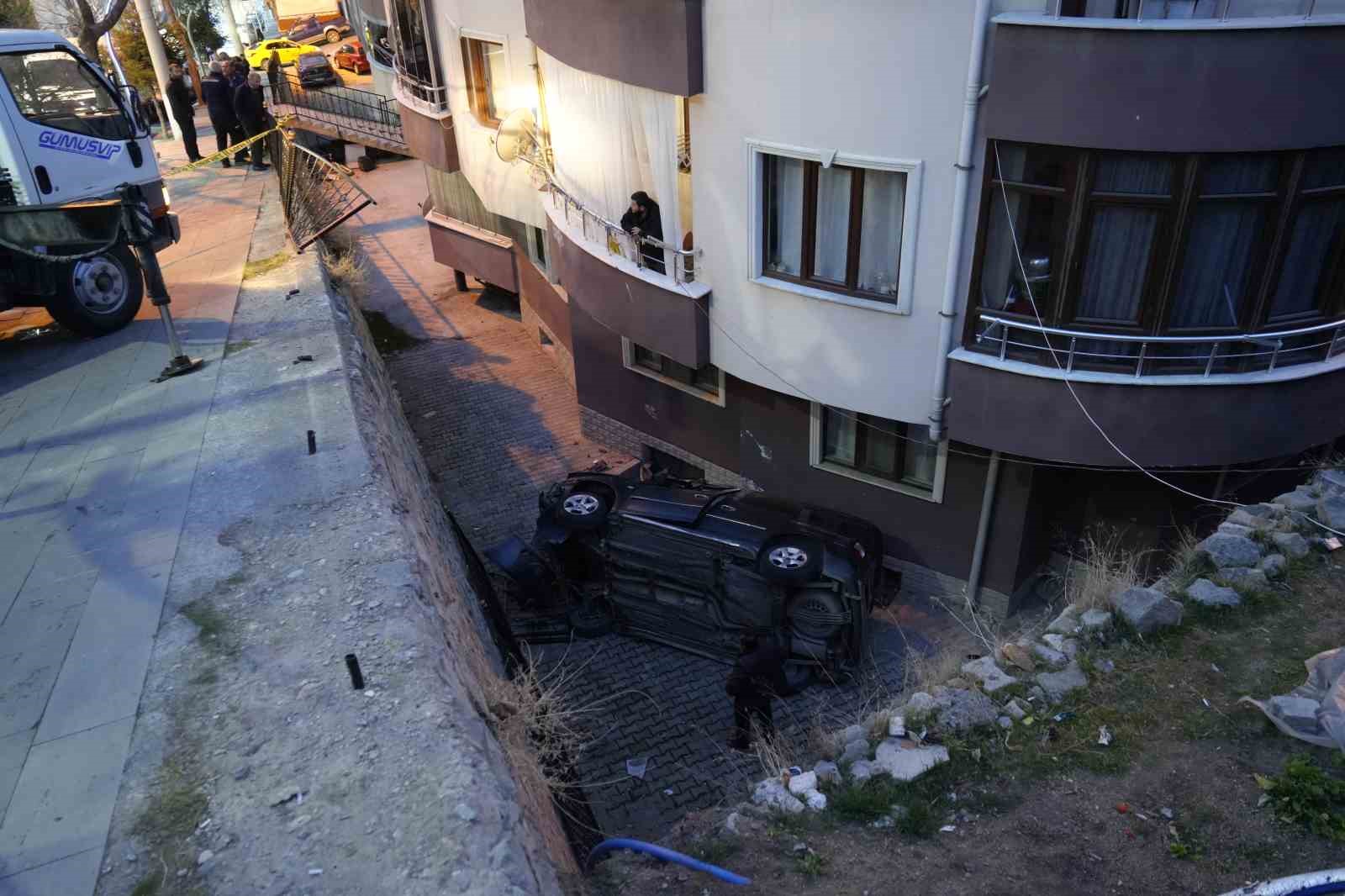 G&uuml;m&uuml;şhane&rsquo;de el freni &ccedil;ekilmeyen cip 10 metrelik duvardan u&ccedil;tu, s&uuml;r&uuml;c&uuml; son anda kurtuldu
