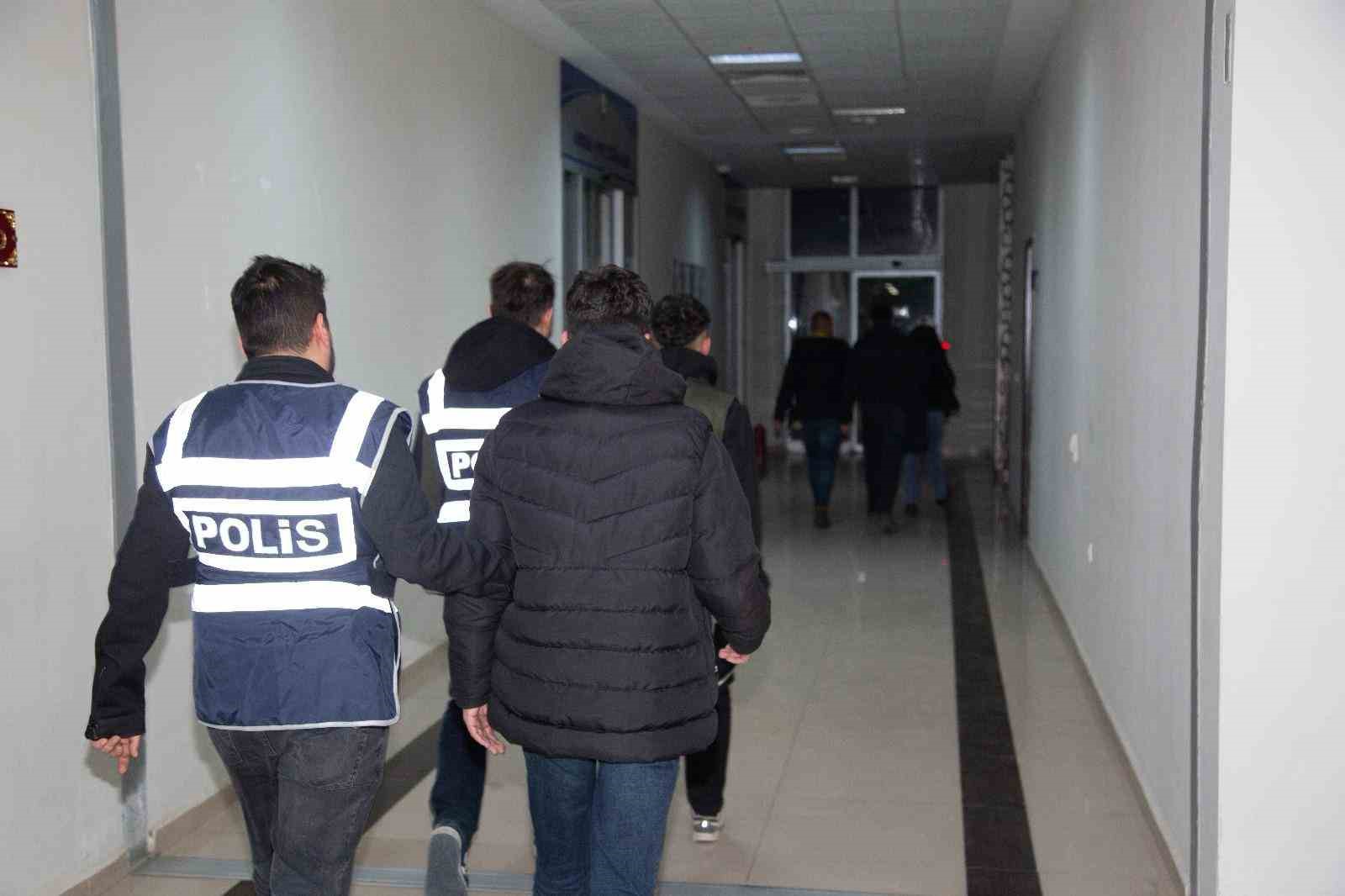 Siirt&rsquo;te iş yeri ve bir kuruma giren 2 hırsız tutuklandı
