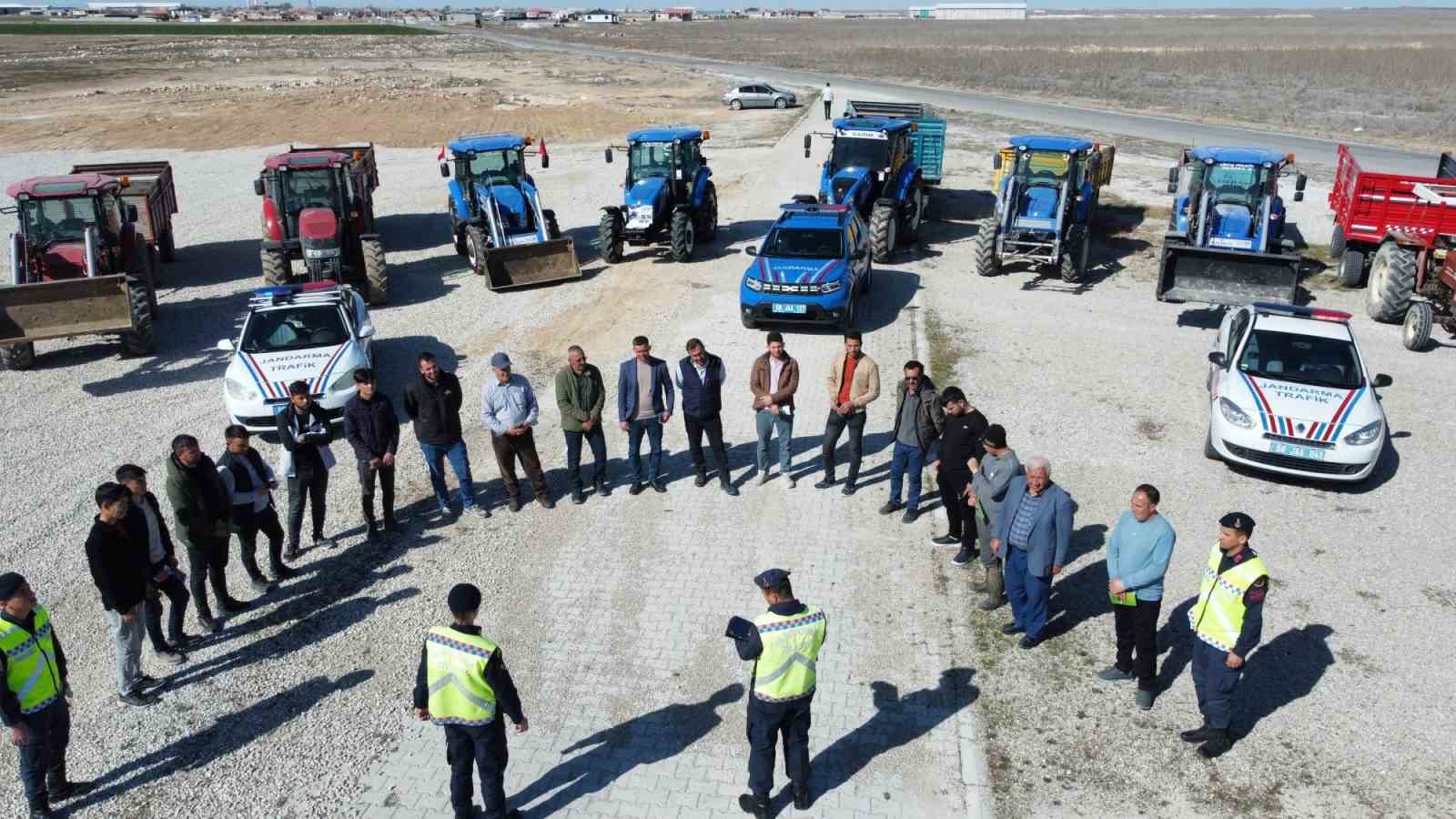 Jandarmadan s&uuml;r&uuml;c&uuml;lere hem reflekt&ouml;r dağıttı hem de eğitim verdi
