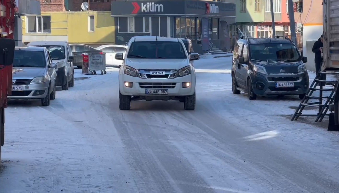 Sarıkamış&rsquo;ta kar ve soğuk etkili oldu

