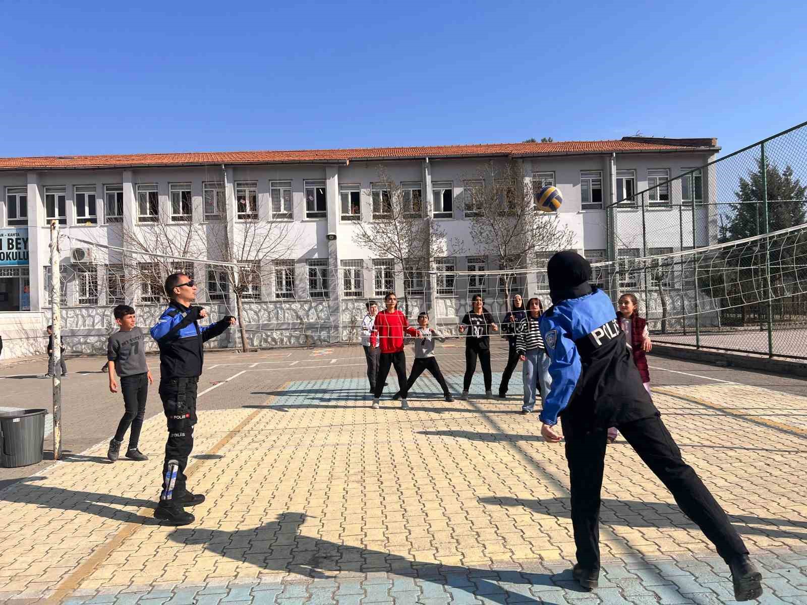 TDP Polisleri &ouml;ğrencileri bilgilendirdi
