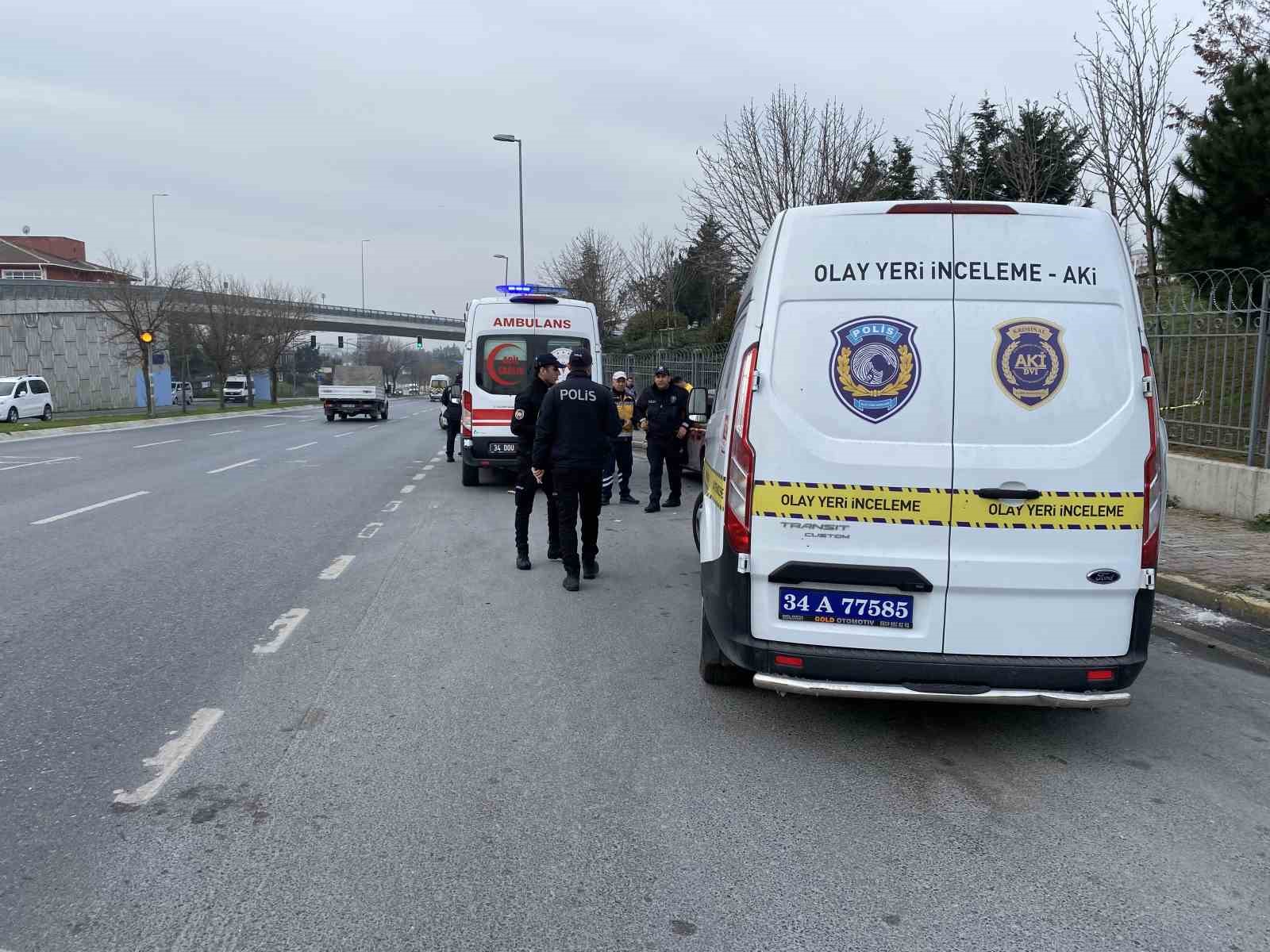 Küçükçekmece’de, bir kişi araç içinde silahla vurulmuş halde ölü bulundu