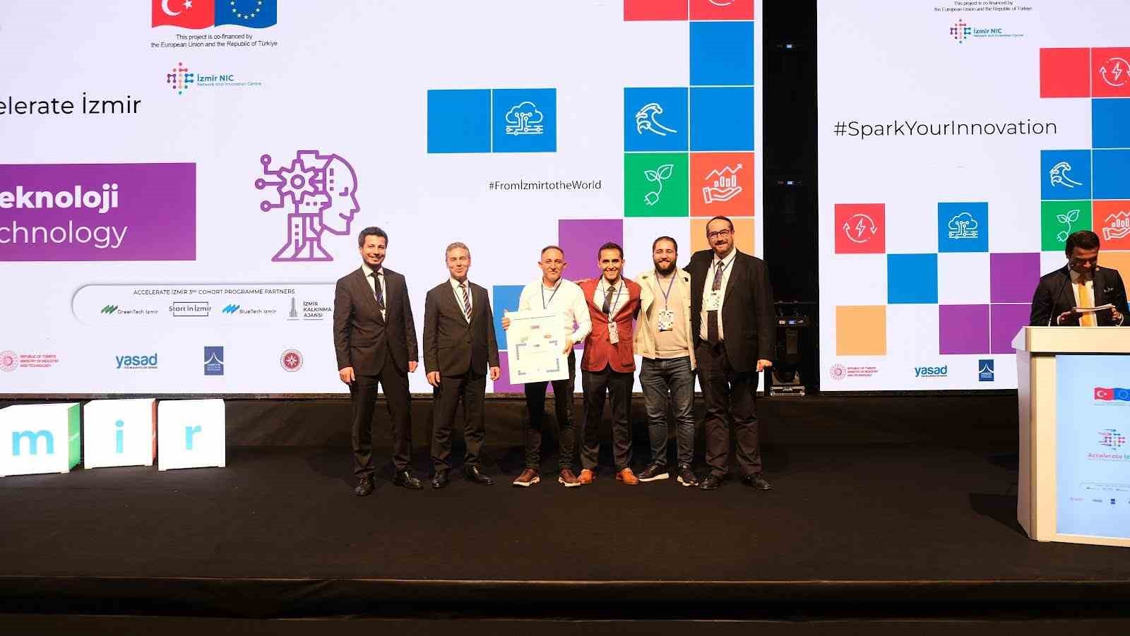 EST&Uuml;&rsquo;l&uuml; Tayfun Ko&ccedil;ak&rsquo;a 2 &ouml;d&uuml;l birden
