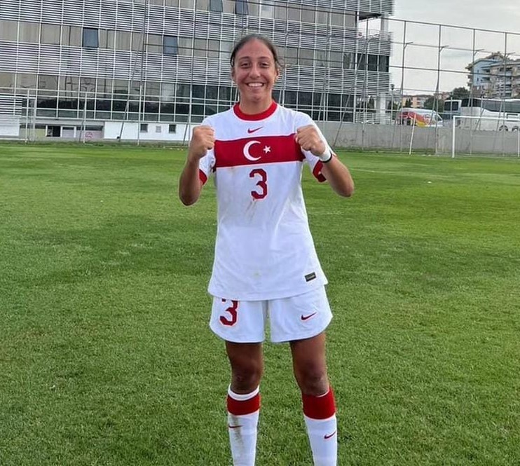 Denizlili bayan futbolcuya milli gurur
