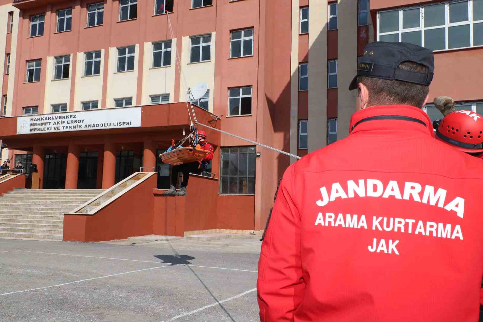 Hakkari&rsquo;de ger&ccedil;eği aratmayan tatbikat
