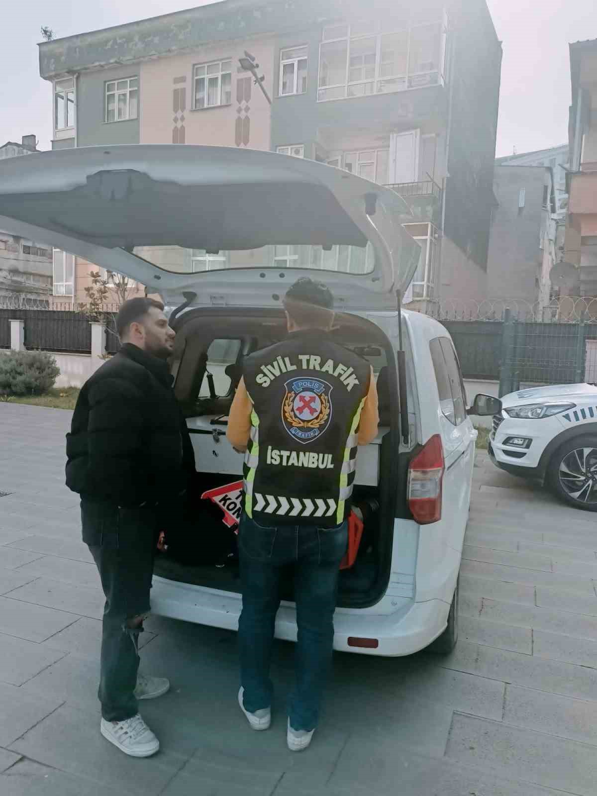İstanbul&rsquo;da iki genci otobanda ara&ccedil;tan indirmek isteyen taksi s&uuml;r&uuml;c&uuml;s&uuml; yakalandı
