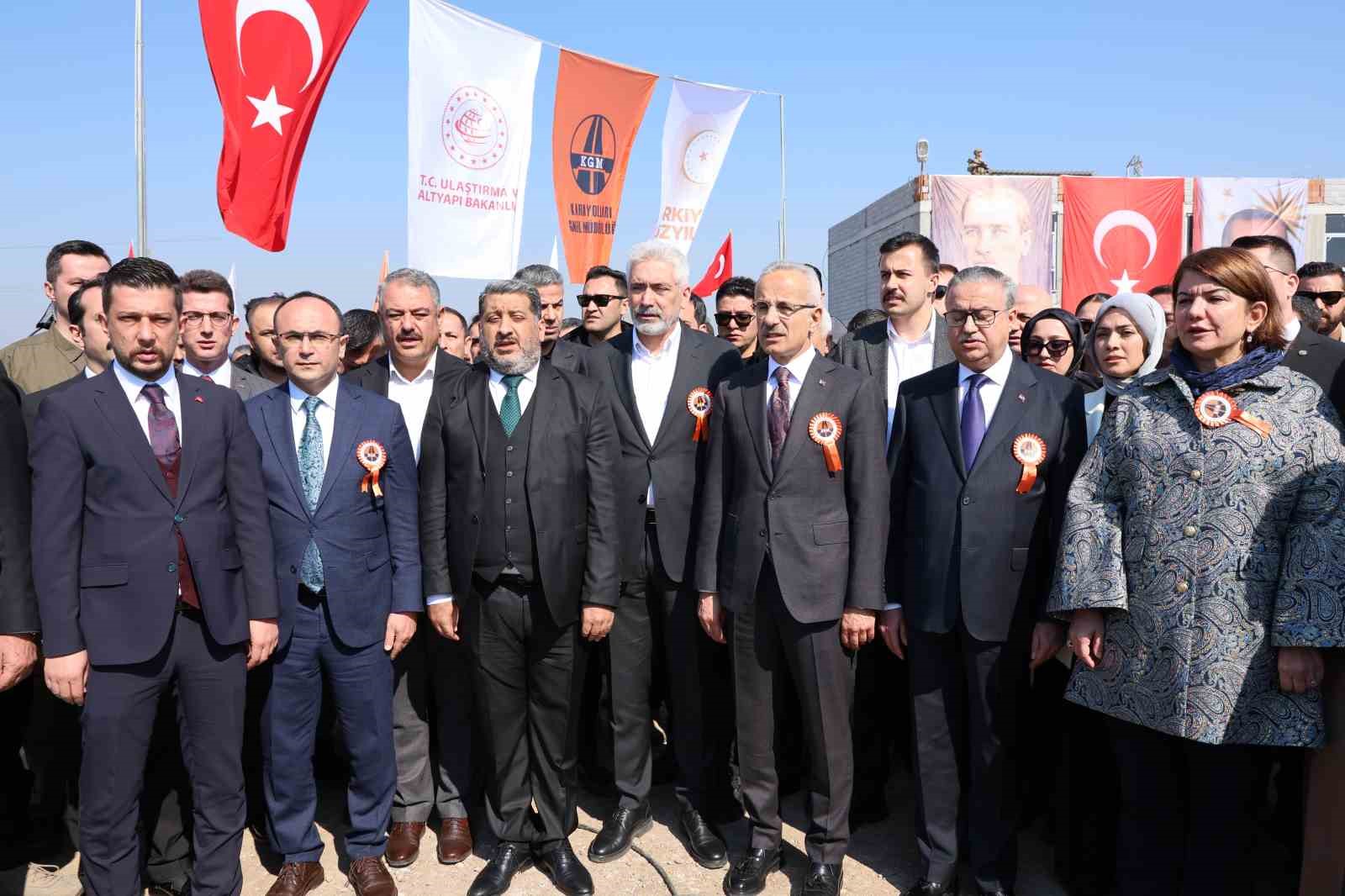 Bakan Uraloğlu, Diyarbakır-Bismil-Batman kara yolunun a&ccedil;ılışını ger&ccedil;ekleştirdi
