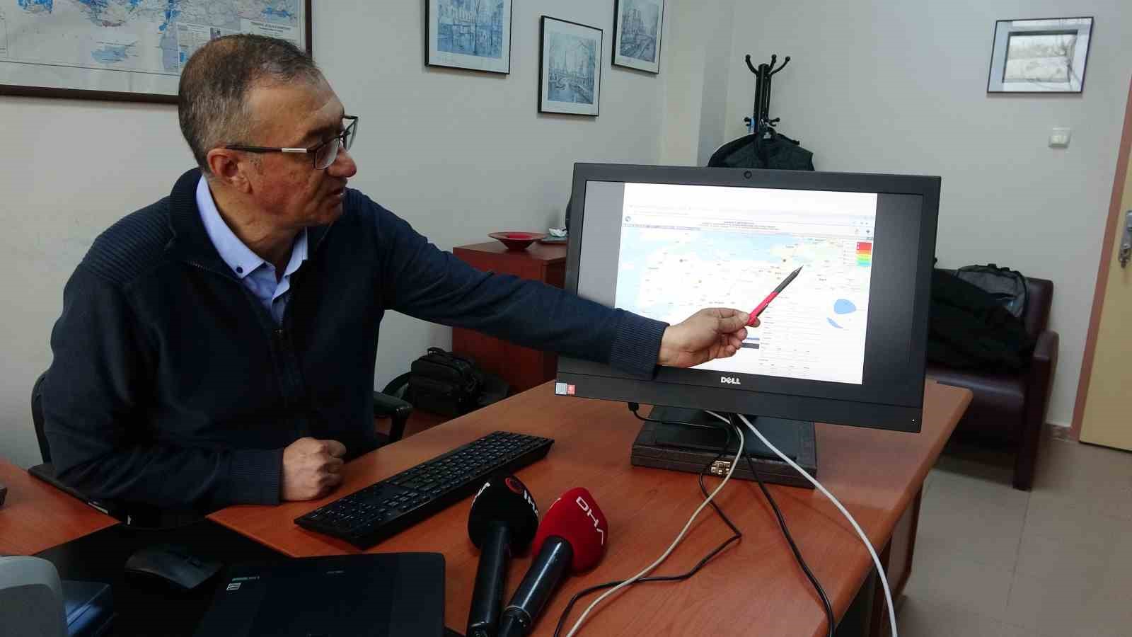 Prof. Dr. Süha Özden: "Bu bölge üzerinde 7’den büyük deprem her zaman olma olasılığını taşıyor"