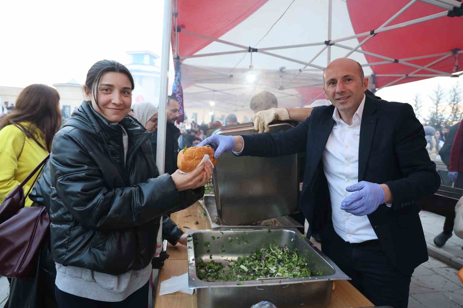 1 ton hamsi, 1 saatte t&uuml;kendi
