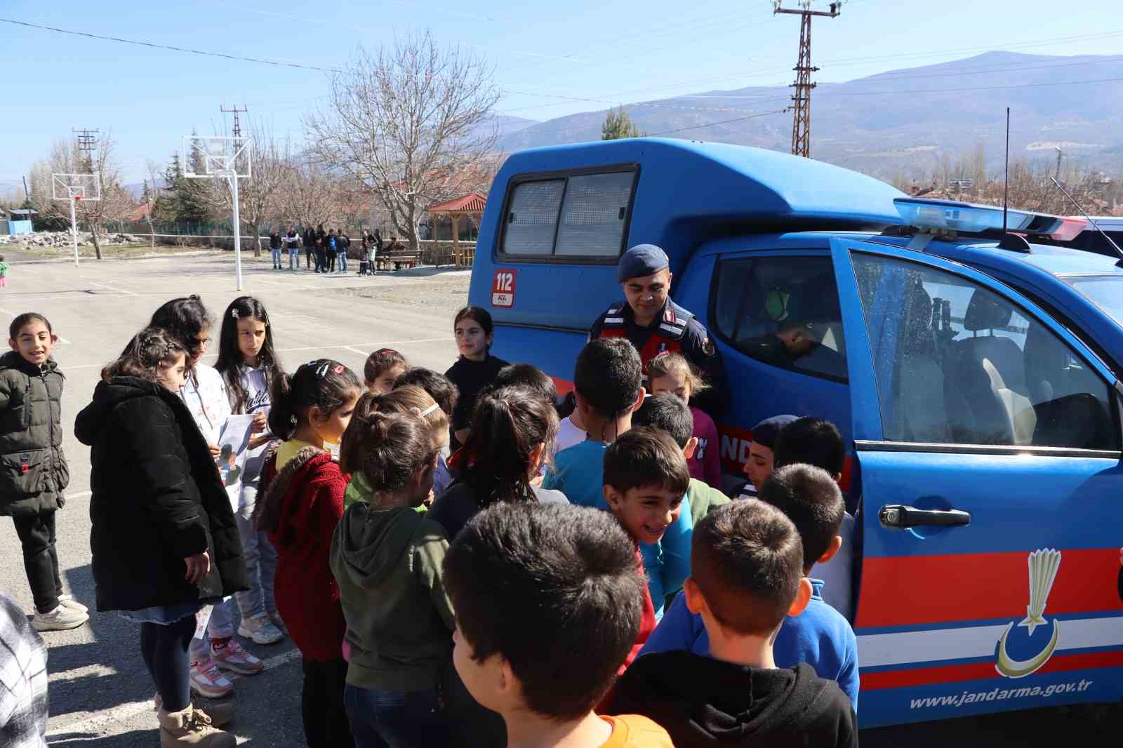 Jandarma’dan uyuşturucu ve çevre sorunlarıyla etkin mücadele: Köy köy geziyorlar
