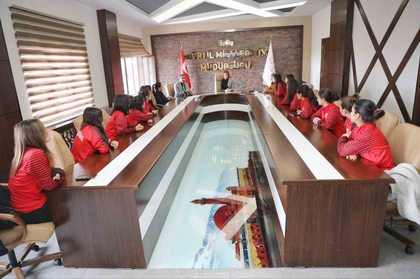 Ağrı Valisi’nin eşi Neslihan Gül Koç, kadın futbolcularla buluştu