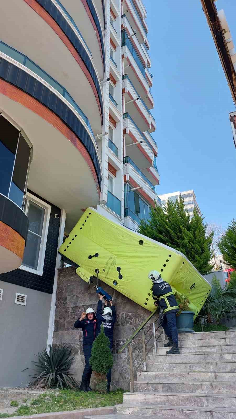 Samsun&rsquo;da eşinin polise şikayet ettiği kuaf&ouml;r, 8. katın penceresinde intihara kalkıştı
