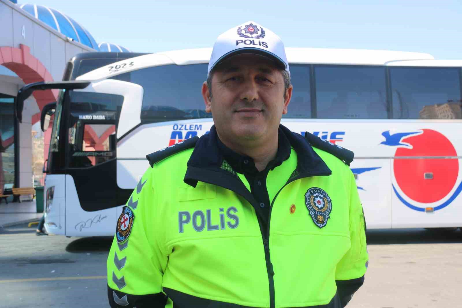 Otobüs terminalinde şoför ve yolculara emniyet kemerinin önemi anlatıldı