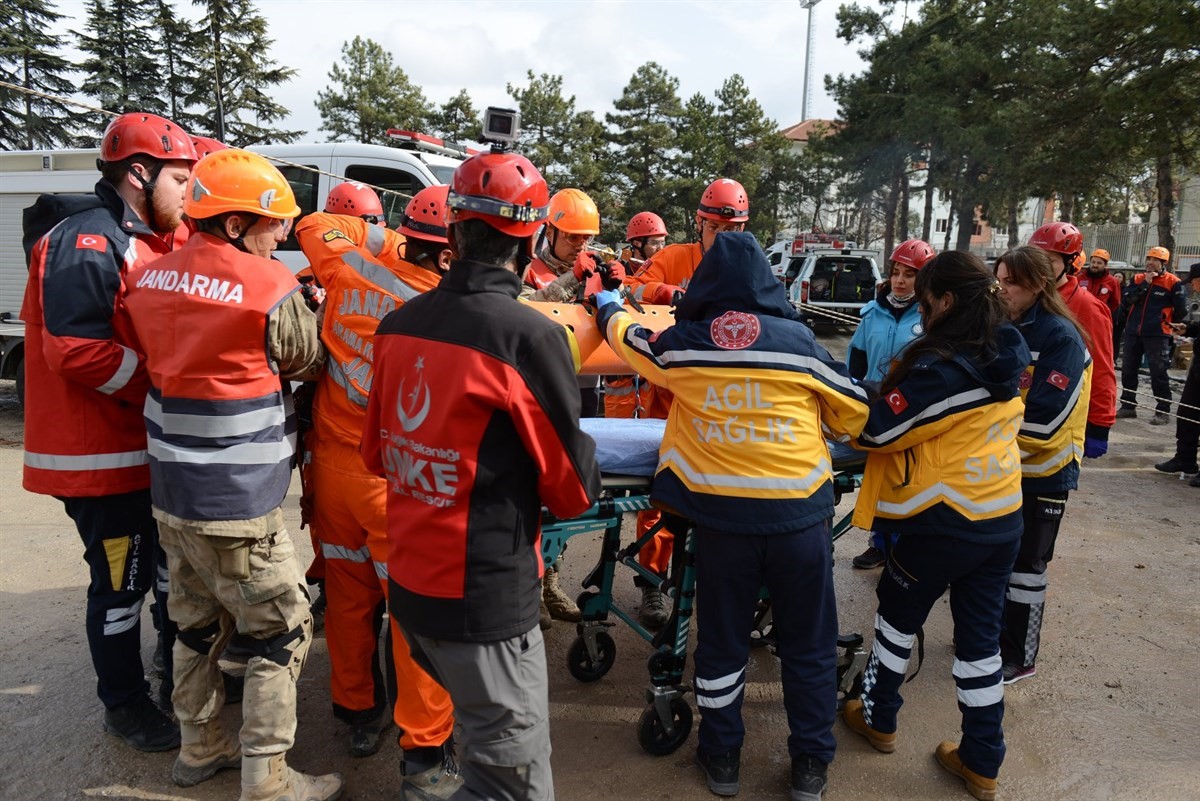 Deprem tatbikatı ger&ccedil;eği aratmadı
