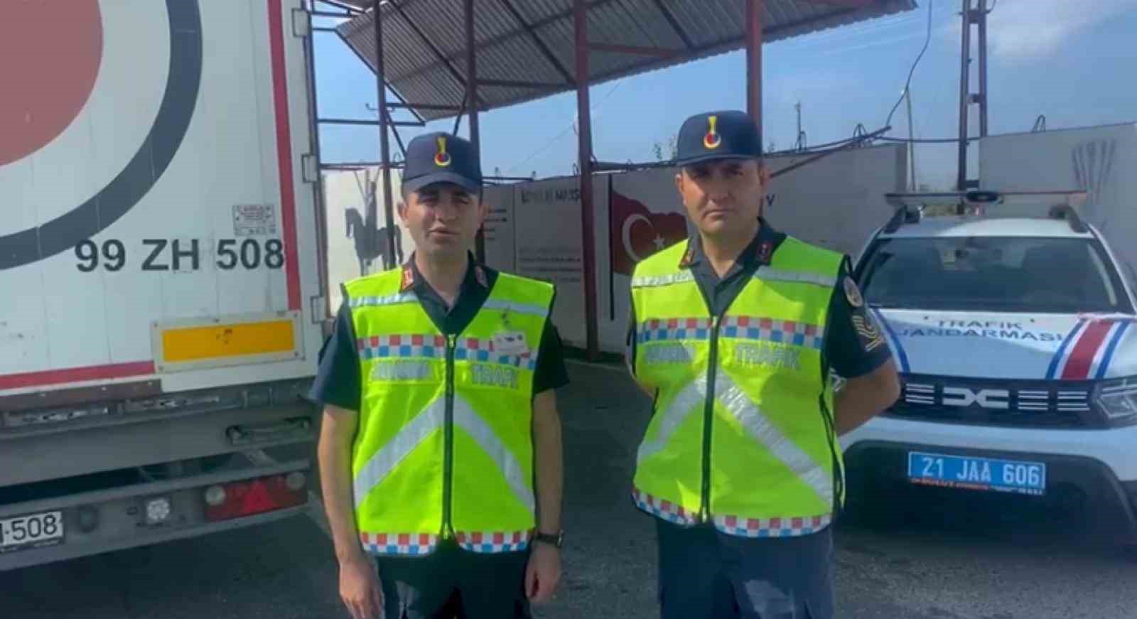 Jandarma trafik timlerinden &rsquo;arka koruma &ccedil;er&ccedil;eve&rsquo; uyarısı
