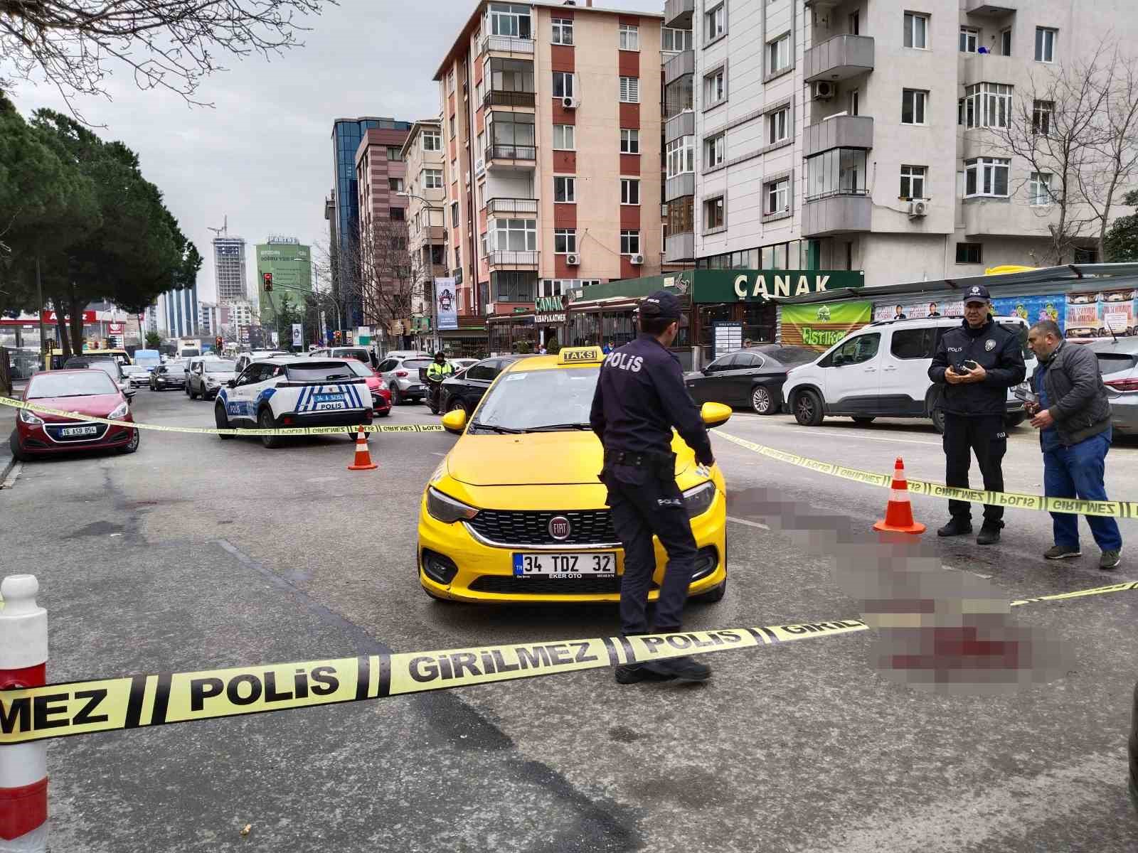 Kadıköy’de taksiciyi gasp edip bıçakladılar