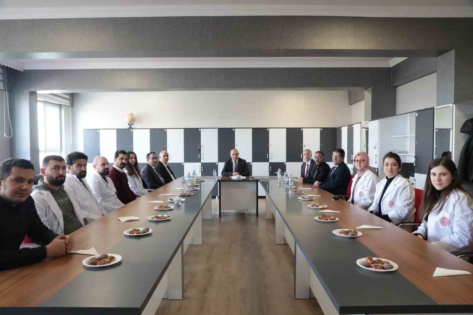 Ağrı Valisi Koç, TOBB Mesleki ve Teknik Anadolu Lisesini ziyaret etti