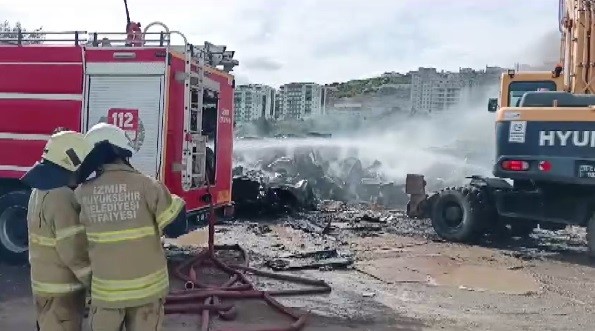 İzmir’de beyaz eşya deposunda korkutan yangın

