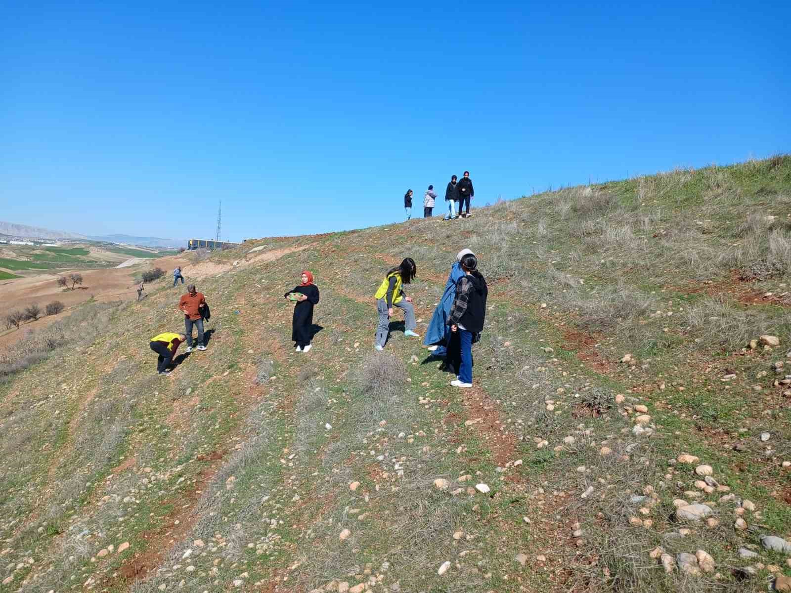 &Ouml;ğrenciler bin tohum toplarını doğayla buluşturdu
