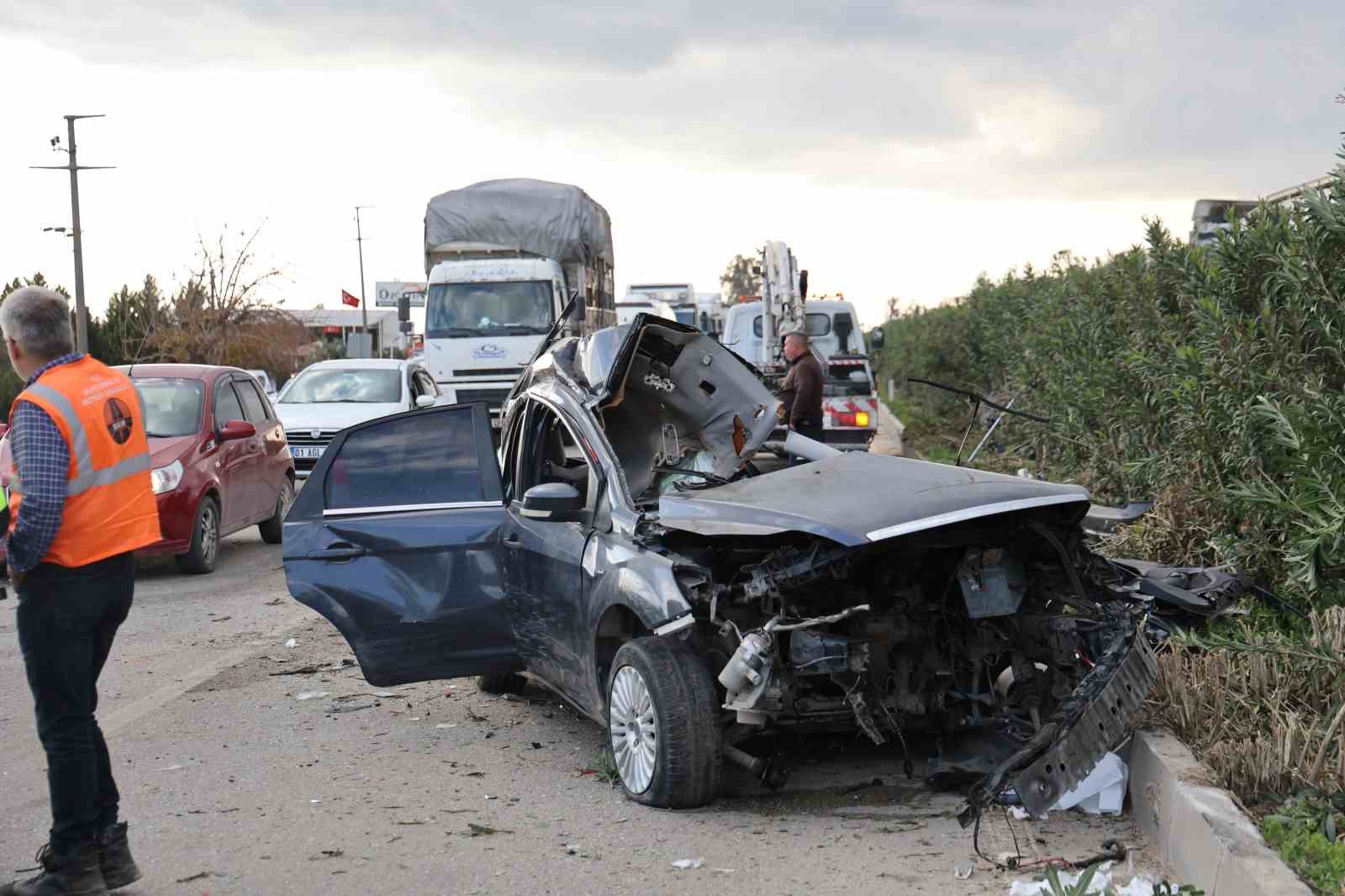 Adana’da otomobil karşı şeride geçip midibüse çarptı: 2 ölü, 14 yaralı