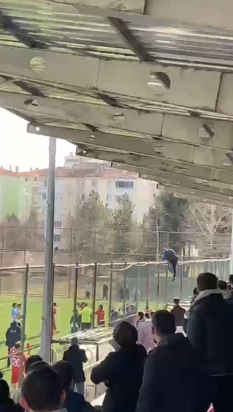 Tokatta cezalı antren&ouml;r tel &ouml;rg&uuml;leri aşarak sahaya indi
