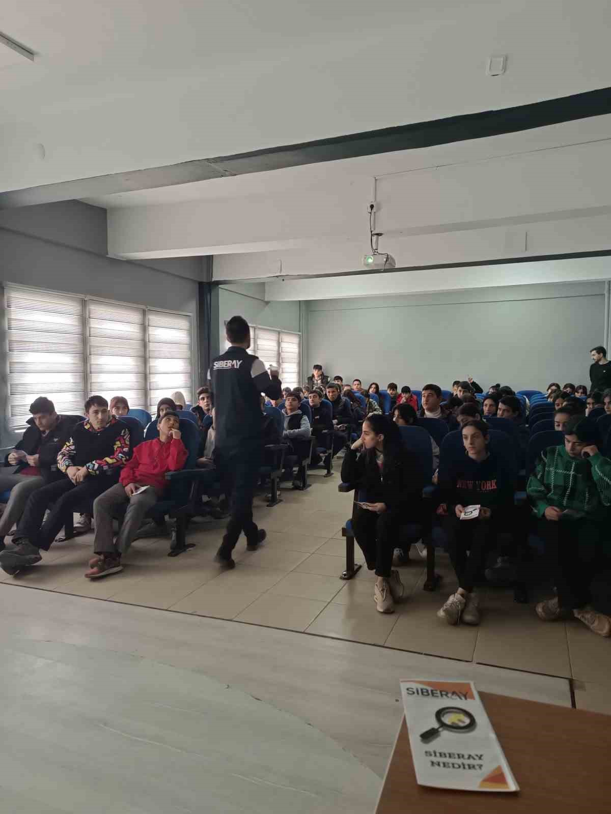 Ağrı&rsquo;da siber su&ccedil;lar ve uyuşturucuyla m&uuml;cadele eğitimi
