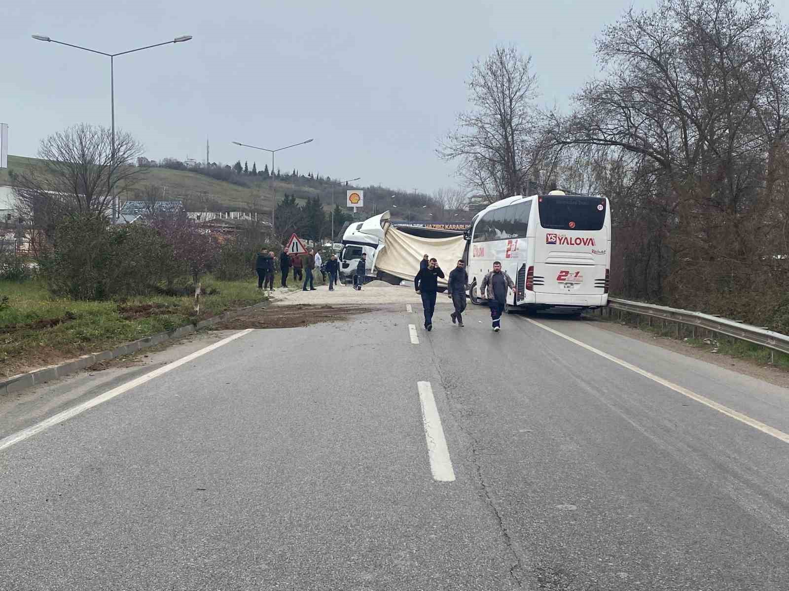 Yalova’da devrilen mıcır yüklü tıra otobüs çarptı