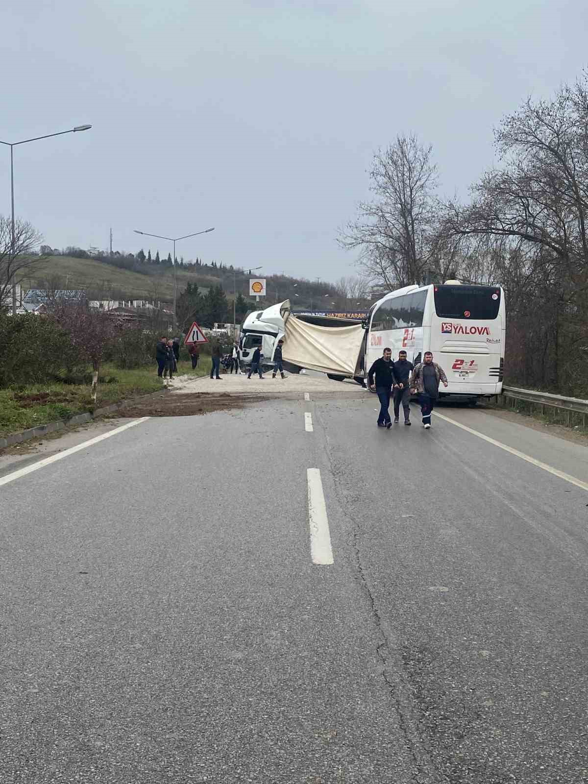 Yalova&rsquo;da devrilen mıcır y&uuml;kl&uuml; tıra otob&uuml;s &ccedil;arptı
