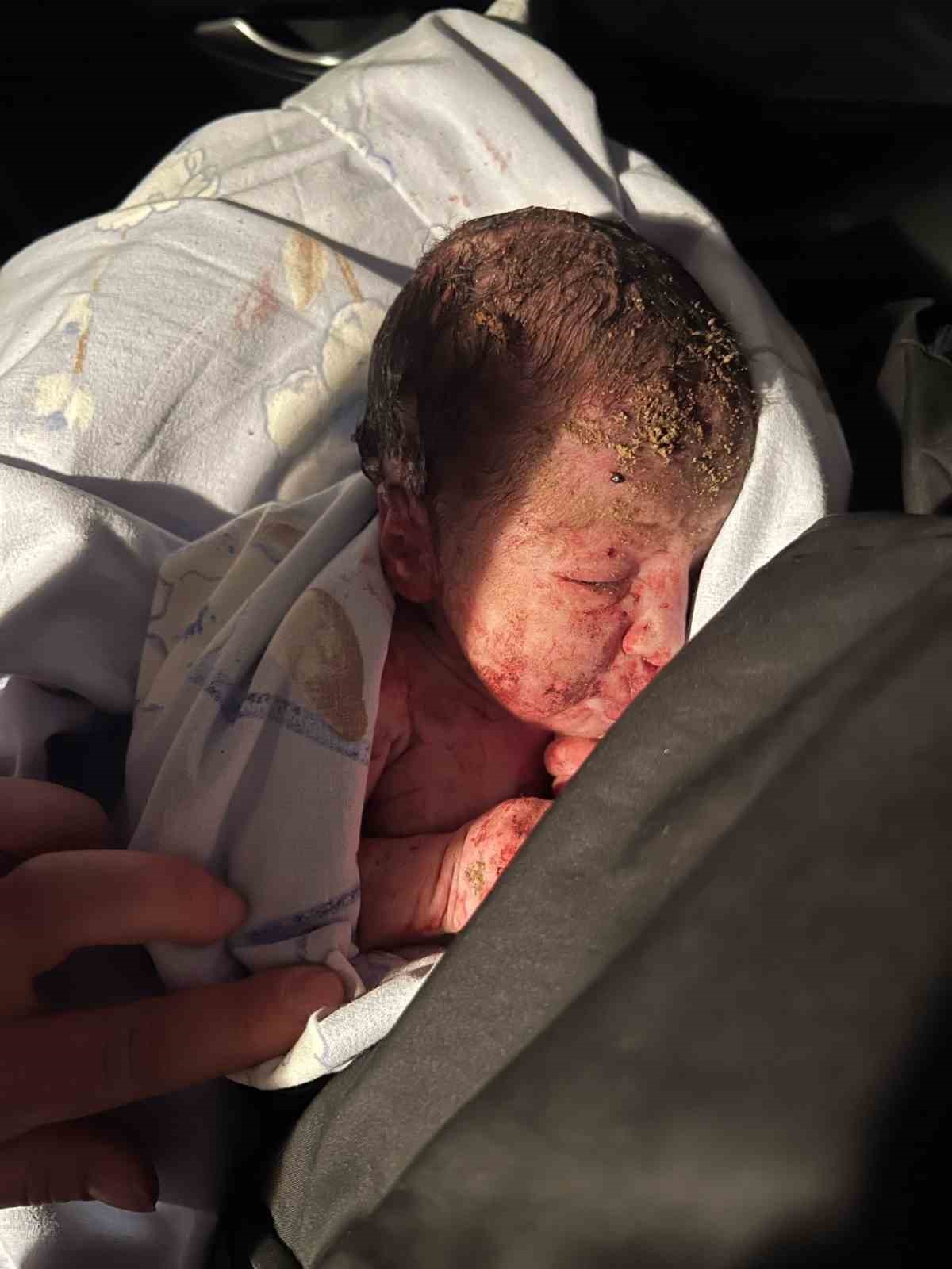 Pendik&rsquo;te yeni doğan bebeğini camdan atan anne tutuklandı
