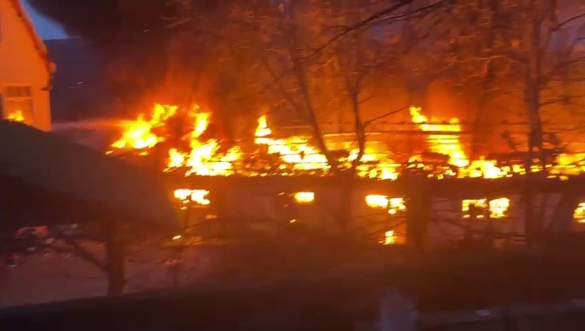 Tekstil at&ouml;lyesinin deposunda korkutan yangın
