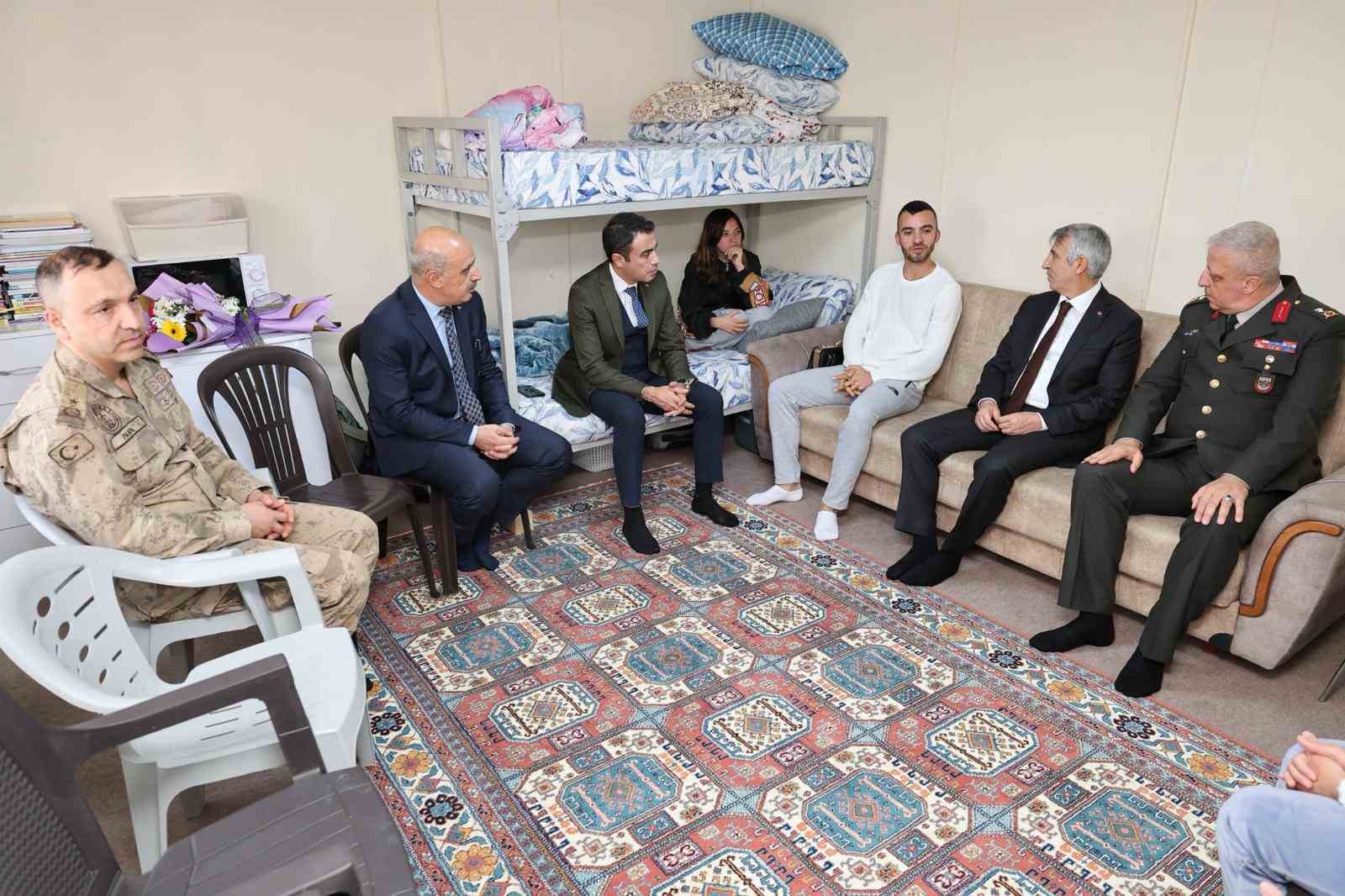 Kahramanmaraş Valisi &Uuml;nl&uuml;er&rsquo;den gazilere ziyaret
